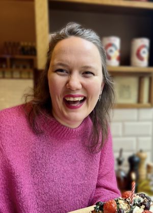 en person som smiler til kameraet