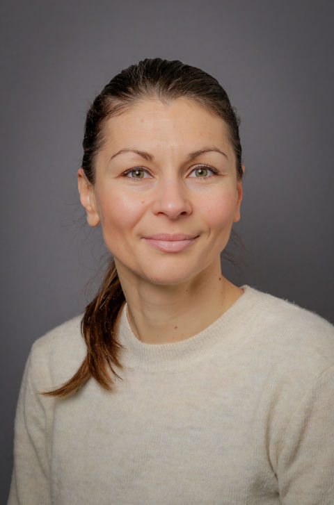 en person som smiler til kameraet