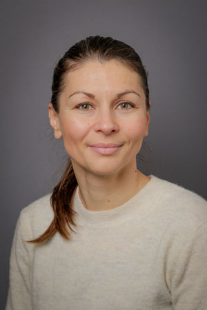 en person som smiler til kameraet