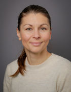 en person som smiler til kameraet en person som smiler til kameraet