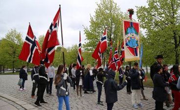 en gruppe mennesker som holder flagg