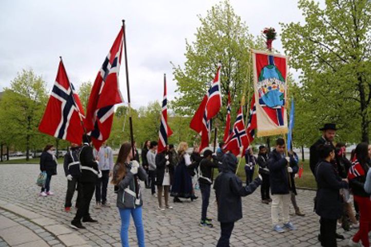 en gruppe mennesker som holder flagg