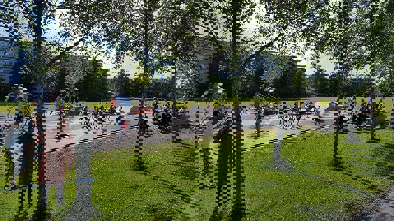 Folk koser seg i parken