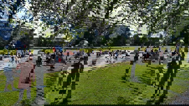Folk koser seg i parken