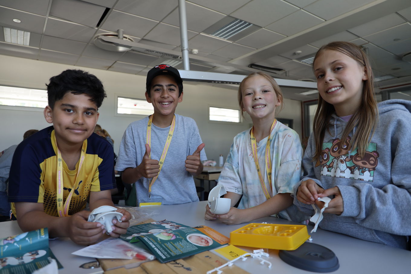 en gruppe mennesker som smiler en gruppe mennesker som smiler