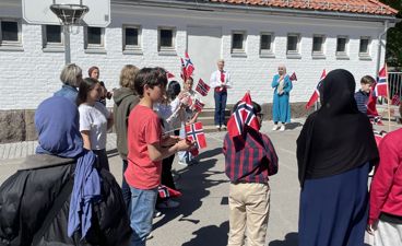 en gruppe mennesker utenfor en bygning