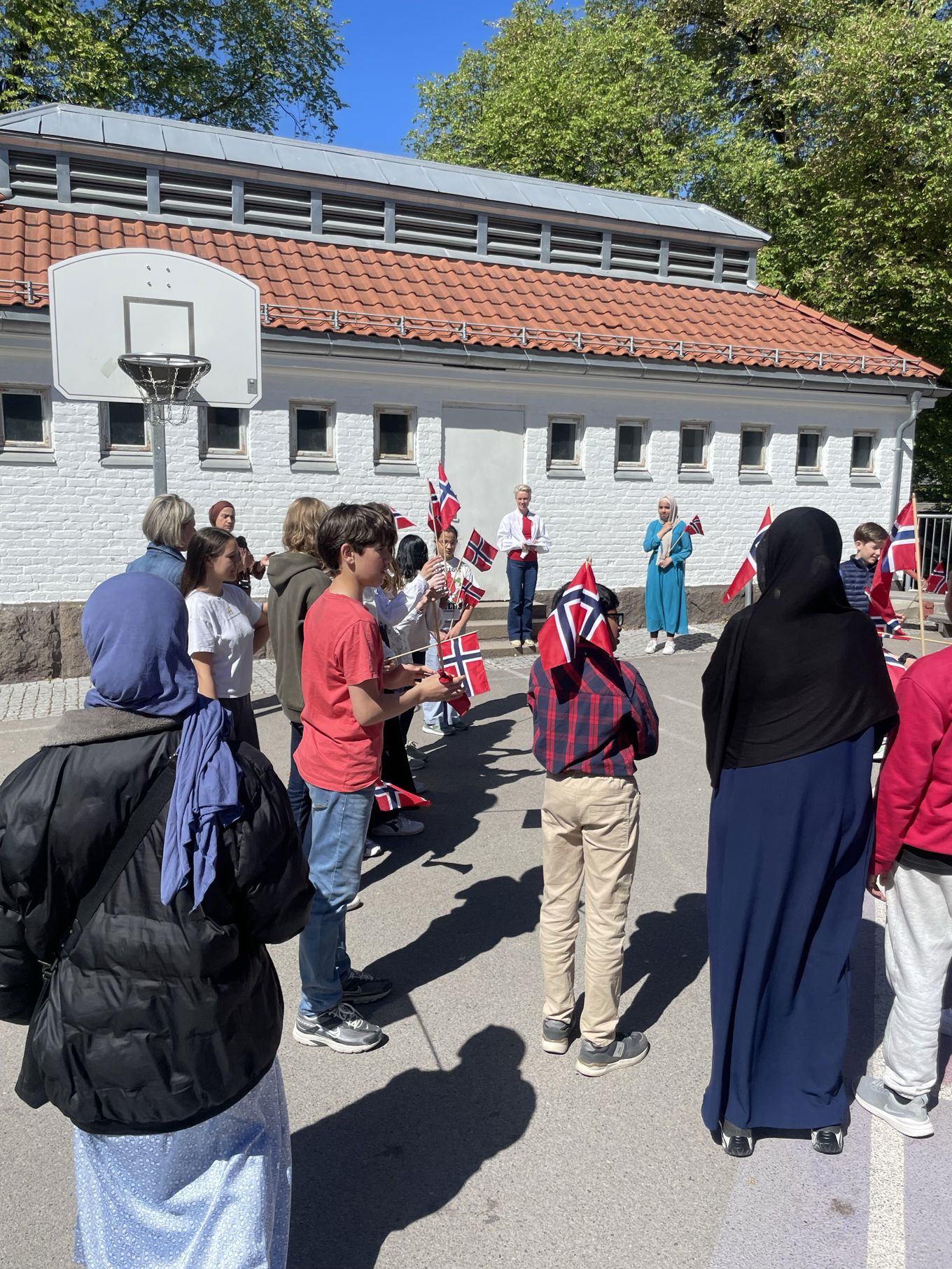 en gruppe mennesker utenfor en bygning