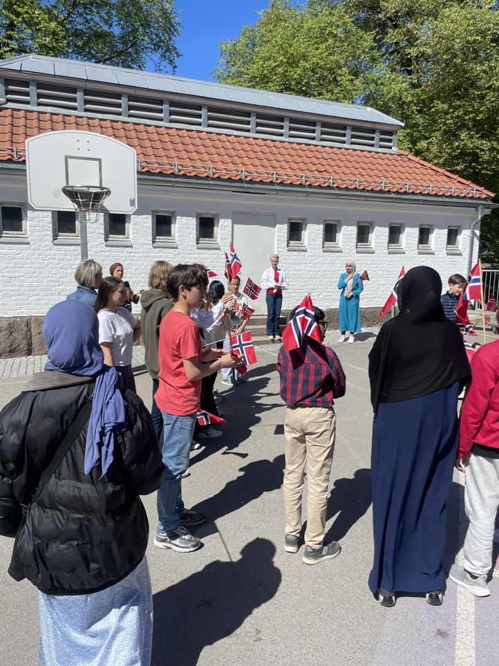 en gruppe mennesker utenfor en bygning