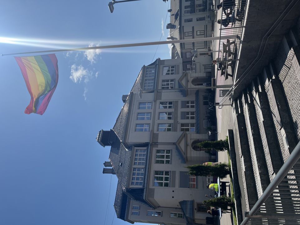 et flagg som vaier foran en bygning