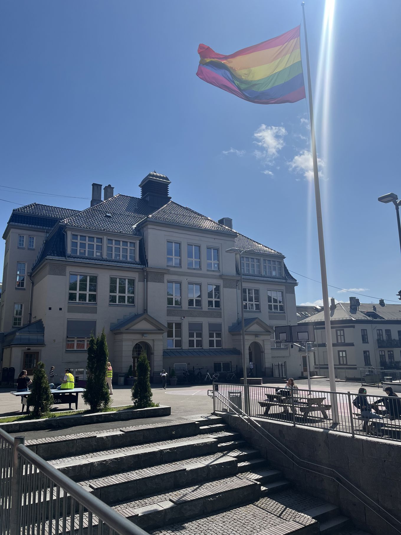 et flagg som vaier foran en bygning et flagg som vaier foran en bygning