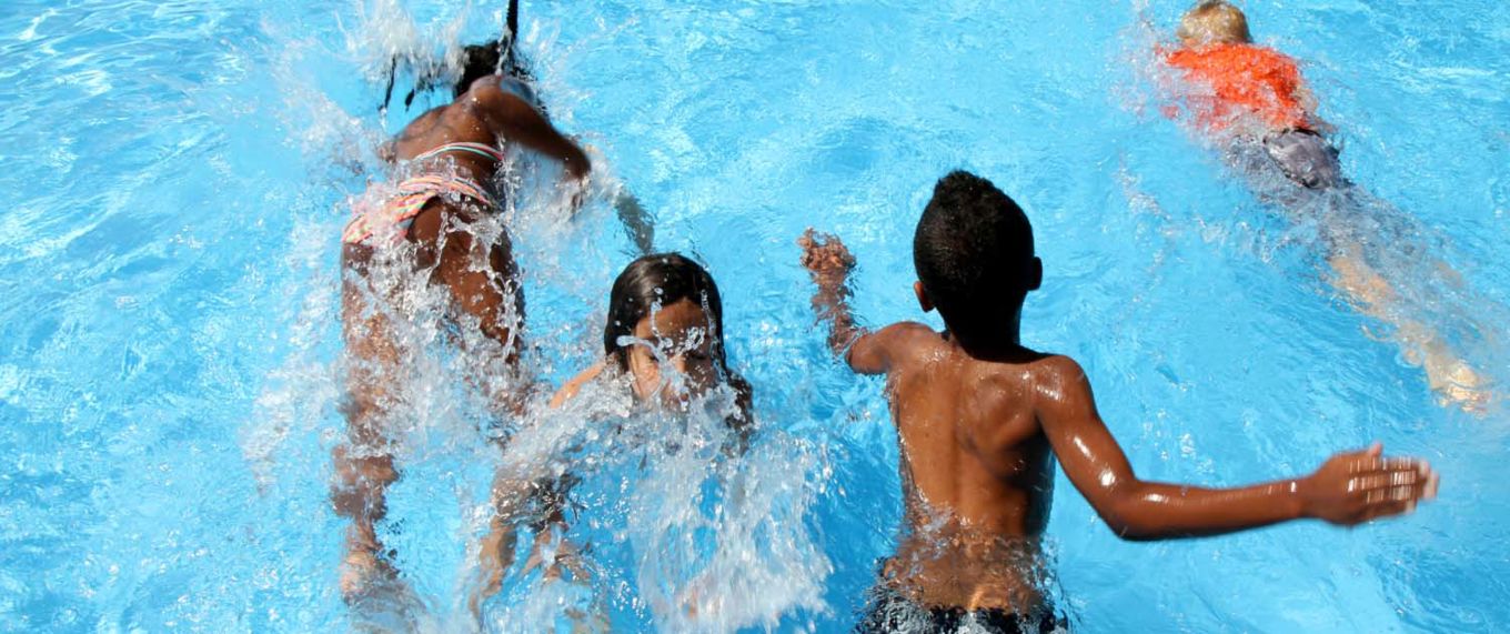 En gruppe mennesker i et basseng