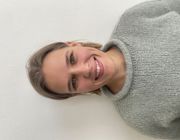 en person som smiler til kameraet