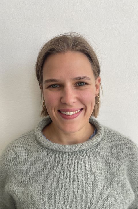 en person som smiler til kameraet