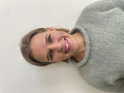 en person som smiler til kameraet