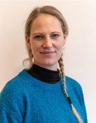 en person iført en blå genser