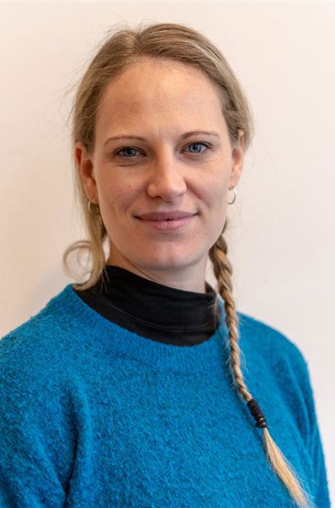 en person iført en blå genser