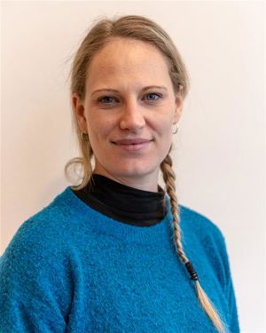 en person iført en blå genser